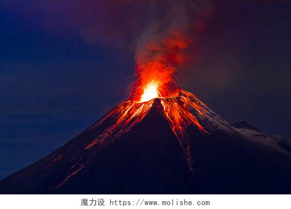 夜幕火山火焰喷发图